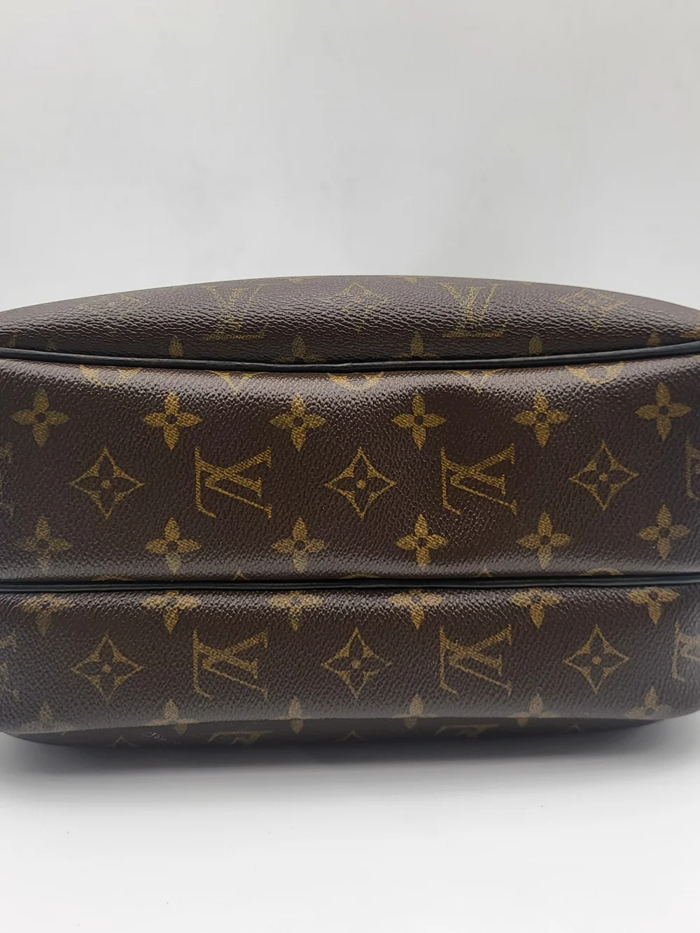 LOUIS VUITTON Monogram Canvas Reporter Bag.Authentic w/COA included!!!